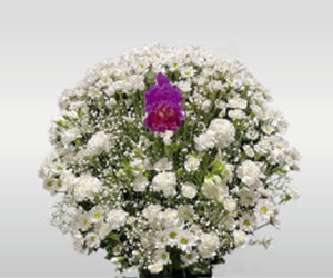白い花に紫の花を添えた葬儀用の供花アレンジメント