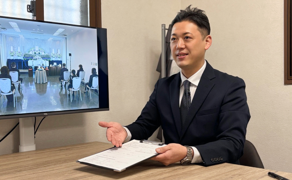 葬儀に関する相談を受ける葬儀スタッフ