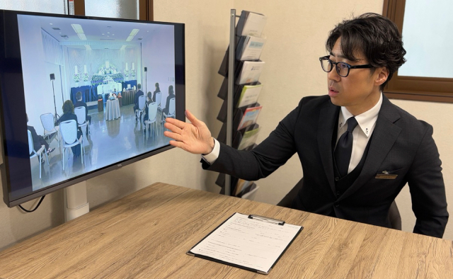 葬儀の打ち合わせを行う葬儀スタッフ