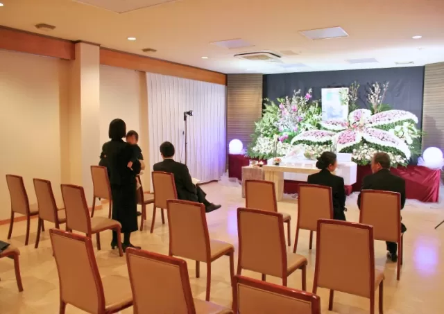 祭壇の前で少人数が参列する板橋区の葬儀会場、株式会社ライフセレモニートラストの一日葬プランにて