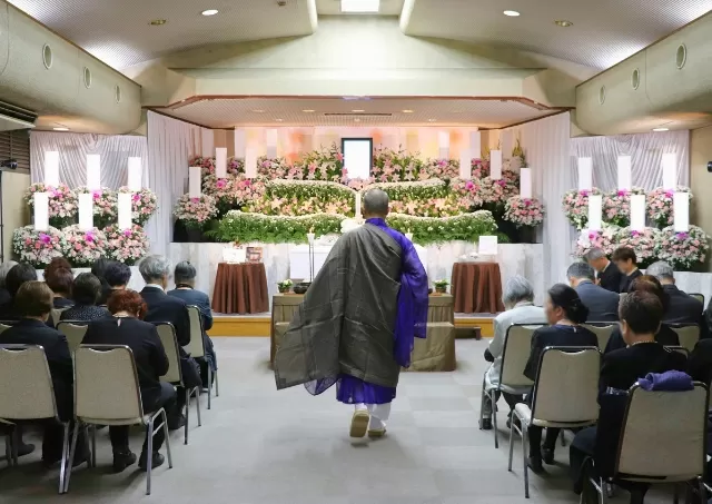 板橋区での一般葬の祭壇前で読経する僧侶と参列者 株式会社ライフセレモニートラスト