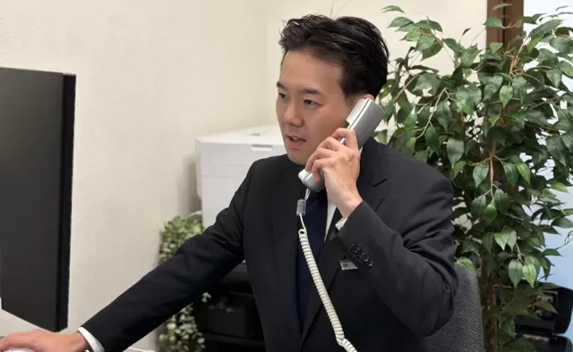 葬儀に関する電話対応をする葬儀スタッフ