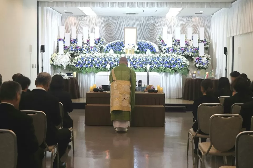 戸田葬祭場 別館 思食の間での一日葬の祭壇｜板橋区50名